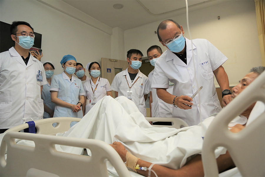 武汉大学中南医院深入革命老区为群众义诊送药