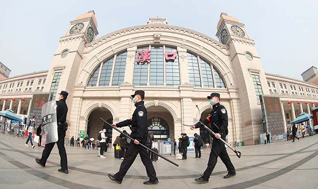 武汉两千铁警护航春运