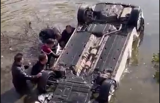 湖北鄂州：轿车落水5人被困 路人合力营救脱险